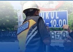 Petugas Dishub Makassar Pasang Rambu Keselamatan
