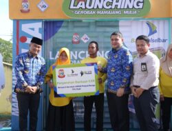 Wali Kota Munafri Serahkan Gerobak untuk Pedagang Bunga TPU Dadi