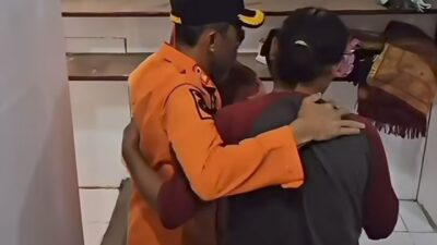 Peluk Kepala BPBD Makassar, Begini Kegembiraan Warga Tallo yang Rumahnya Dibedah