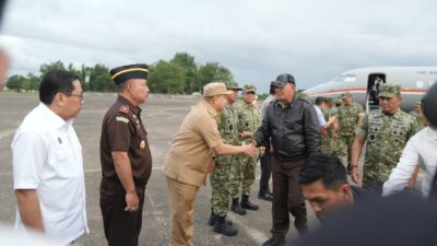 Wali Kota Makassar Jemput Langsung Menhan Sjafrie Sjamsoeddin di Lanud Sultan Hasanuddin