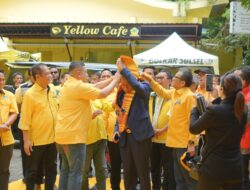 Plt Ketua Golkar Sulsel Tiba di Makassar, Munafri Sambut Langsung & Dipercayakan Kalungkan Bunga