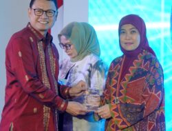Aliyah Mustika Ilham Terima Penghargaan pada WLA Extravaganza BPOM RI