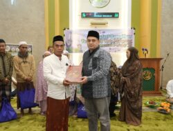 Safari Ramadan Pemkot Makassar, Munafri Serahkan Paket Pangan untuk Jamaah di Untia