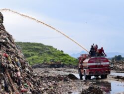 DLH dan Damkar Makassar Turun Tangan, Tiga Armada Semprot TPA Bintang Lima