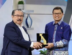 Taruna Ikrar Terima Penghargaan atas Kepemimpinan Visioner Pengawasan Obat dan Makanan dari GP Farmasi Indonesia