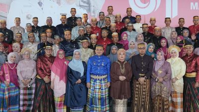 Munafri-Aliyah Kenakan Pakaian Adat di Upacara Penurunan Bendera HUT RI ke-81 Kota Makassar