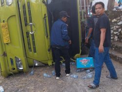 Diduga Kelebihan Muatan, Truk Pengangkut “Le Minerale” Terjungkal di Poros Camba