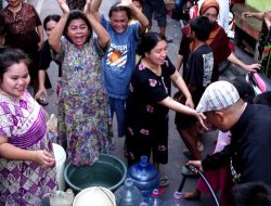 PDAM Makassar Sisir Lorong hingga Malam, Salurkan Bantuan Air Gratis