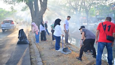 Direksi hingga Staf Perumda Air Minum Makassar Turun Bersihkan Saluran Air Baku