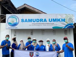 Peduli Kesehatan Warga Samudra UMKM Kolaborasi Kecamatan Kota Masohi Bagi Masker Gratis